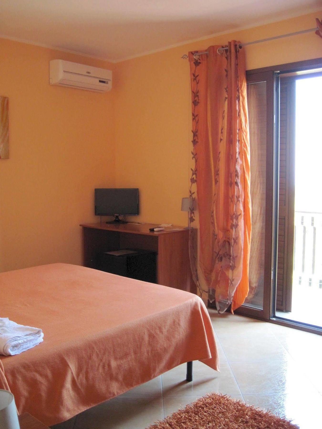Anthea Dell' Etna Bed & Breakfast Santa Venerina Exterior photo
